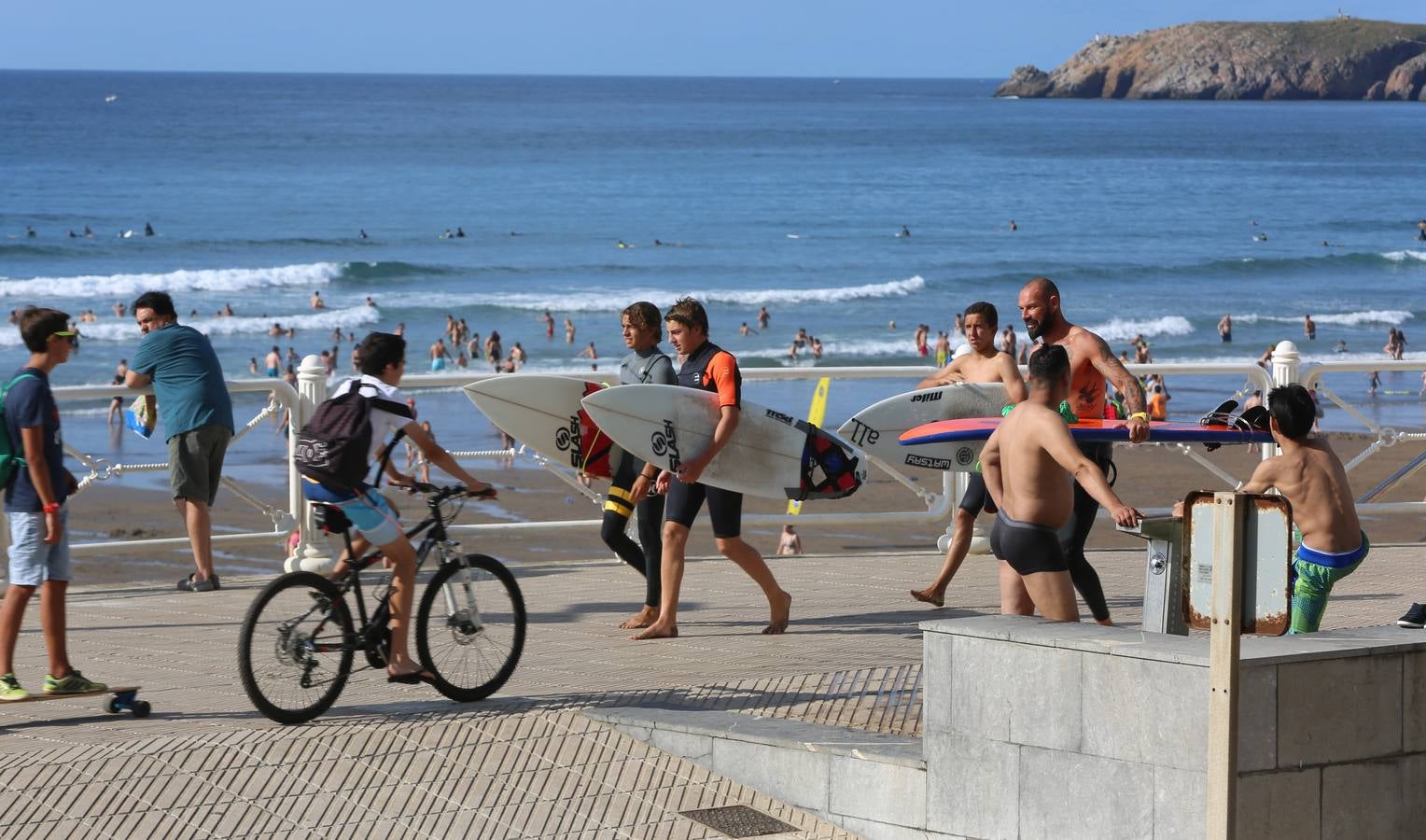 Salinas, sobre las olas