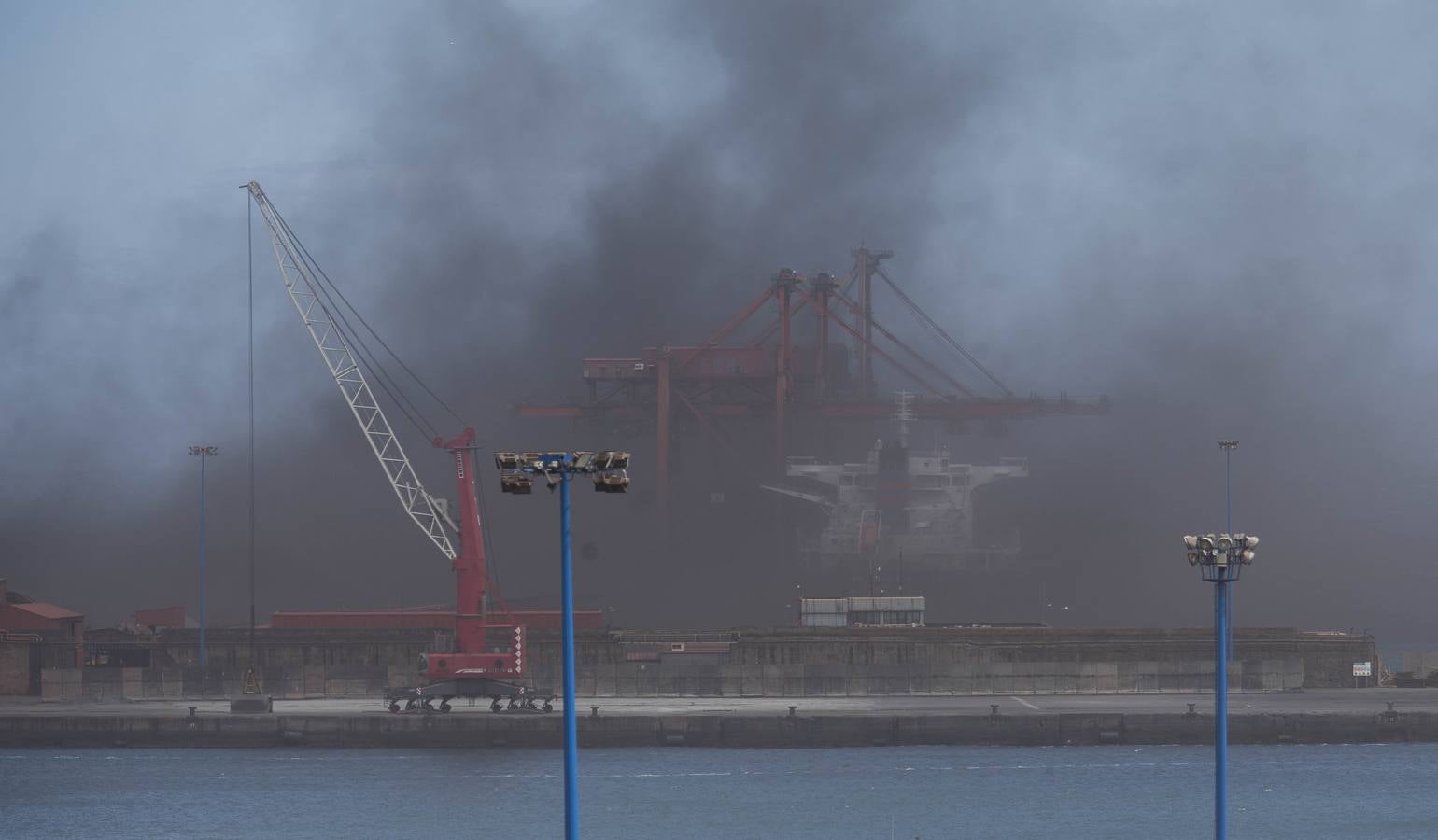 Una nube de carbón obliga a los bañistas a abandonar las playas