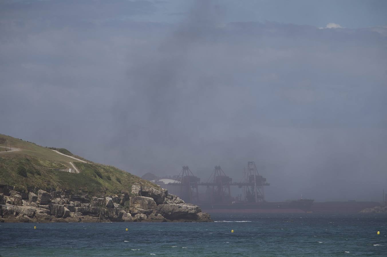 Una nube de carbón obliga a los bañistas a abandonar las playas