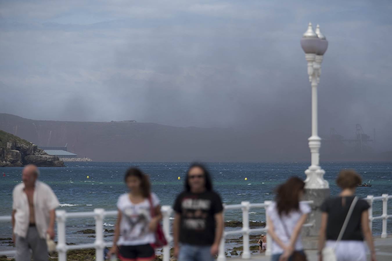 Una nube de carbón obliga a los bañistas a abandonar las playas