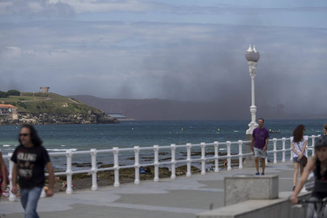 Una nube de carbón obliga a los bañistas a abandonar las playas