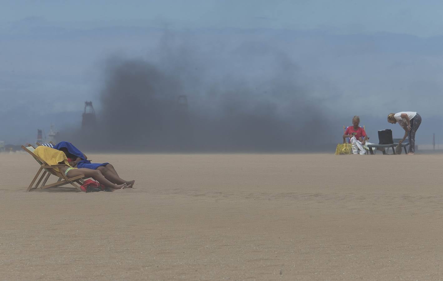 Una nube de carbón obliga a los bañistas a abandonar las playas