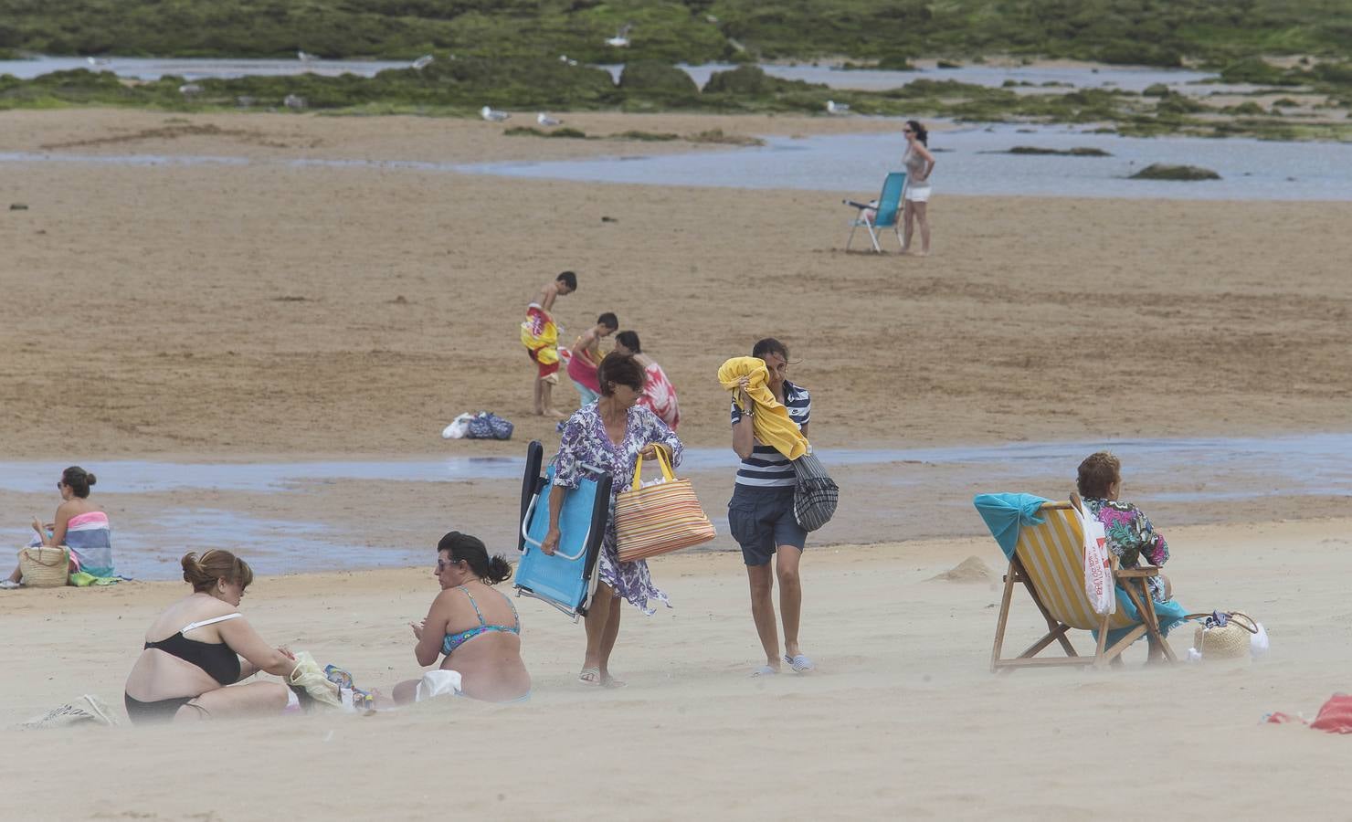 Una nube de carbón obliga a los bañistas a abandonar las playas