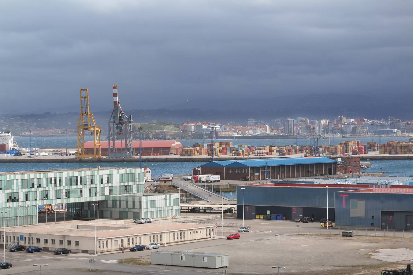 Una nube de carbón obliga a los bañistas a abandonar las playas
