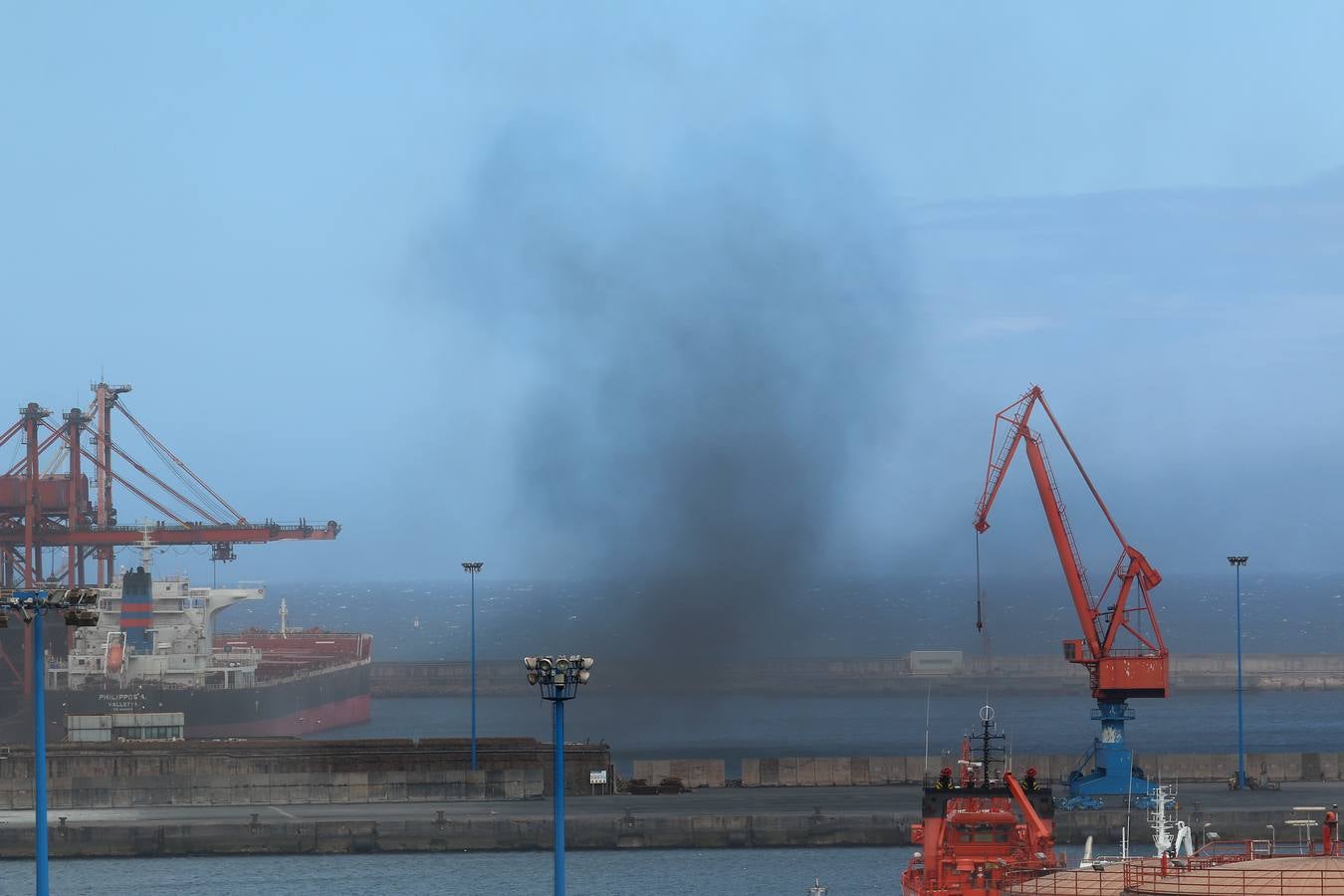Una nube de carbón obliga a los bañistas a abandonar las playas