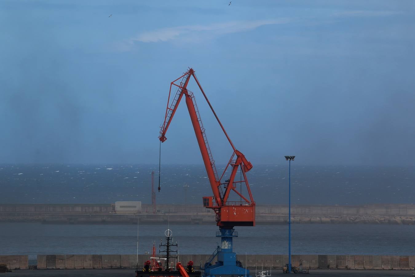Una nube de carbón obliga a los bañistas a abandonar las playas