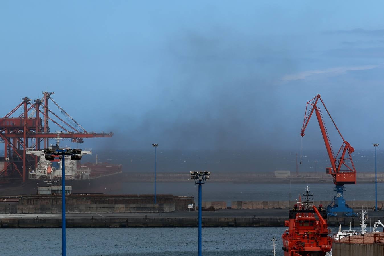 Una nube de carbón obliga a los bañistas a abandonar las playas