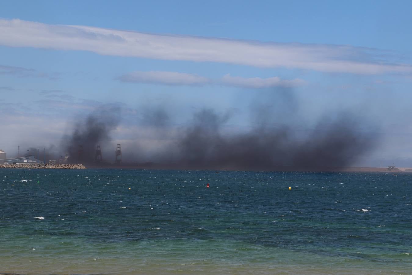 Una nube de carbón obliga a los bañistas a abandonar las playas