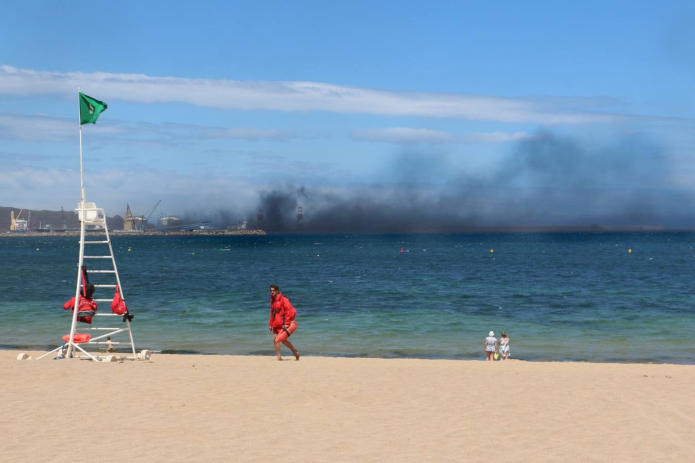 Una nube de carbón obliga a los bañistas a abandonar las playas