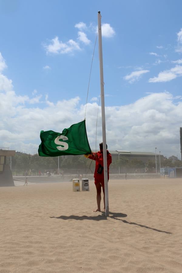 Una nube de carbón obliga a los bañistas a abandonar las playas