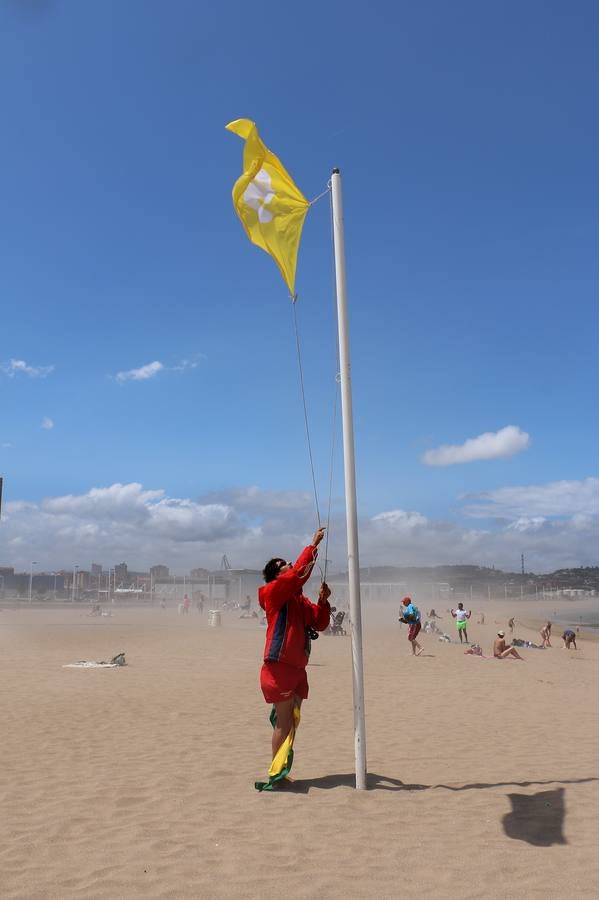 Una nube de carbón obliga a los bañistas a abandonar las playas