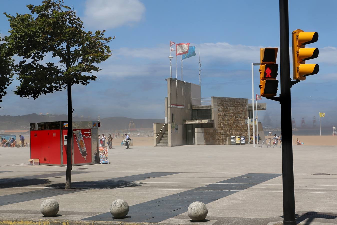 Una nube de carbón obliga a los bañistas a abandonar las playas