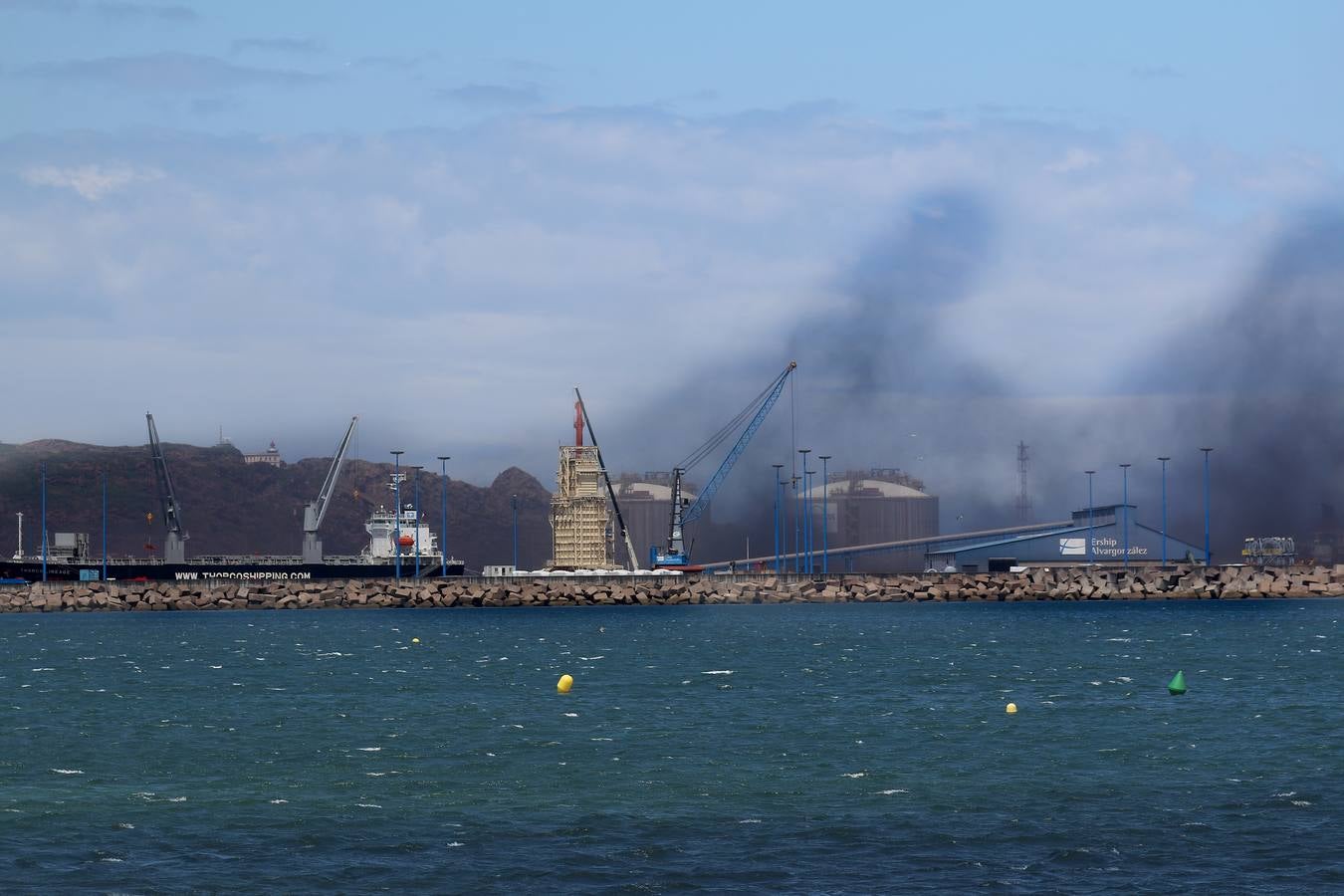 Una nube de carbón obliga a los bañistas a abandonar las playas