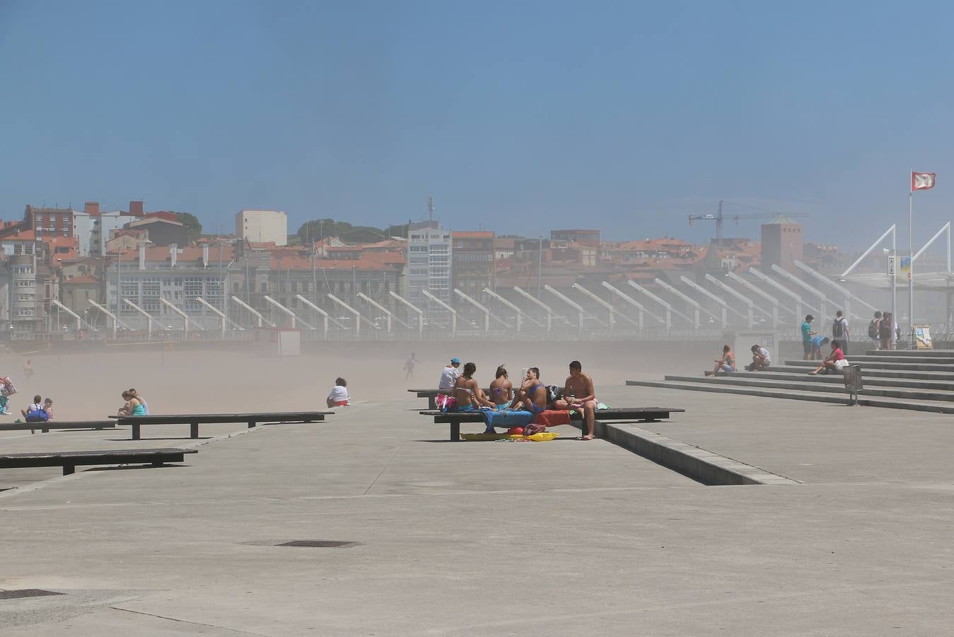 Una nube de carbón obliga a los bañistas a abandonar las playas