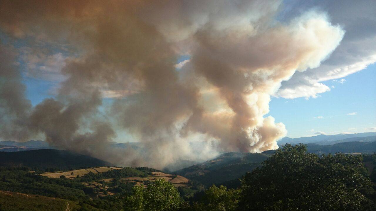 La amenaza del fuego en Tineo