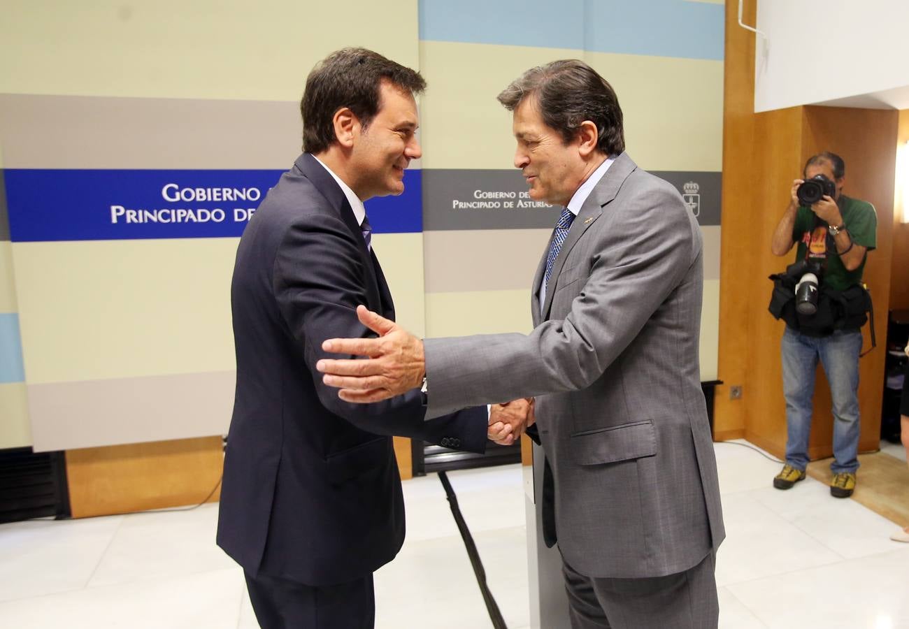 Francisco Blanco recibe el saludo de Javier Fernández.