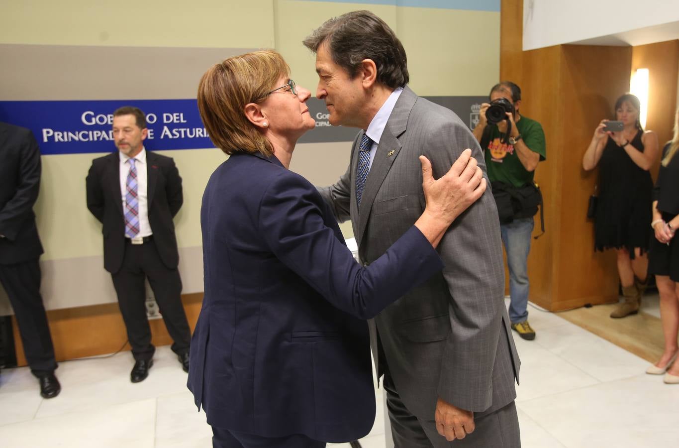 Pilar Varela recibe el saludo de Javier Fernández.