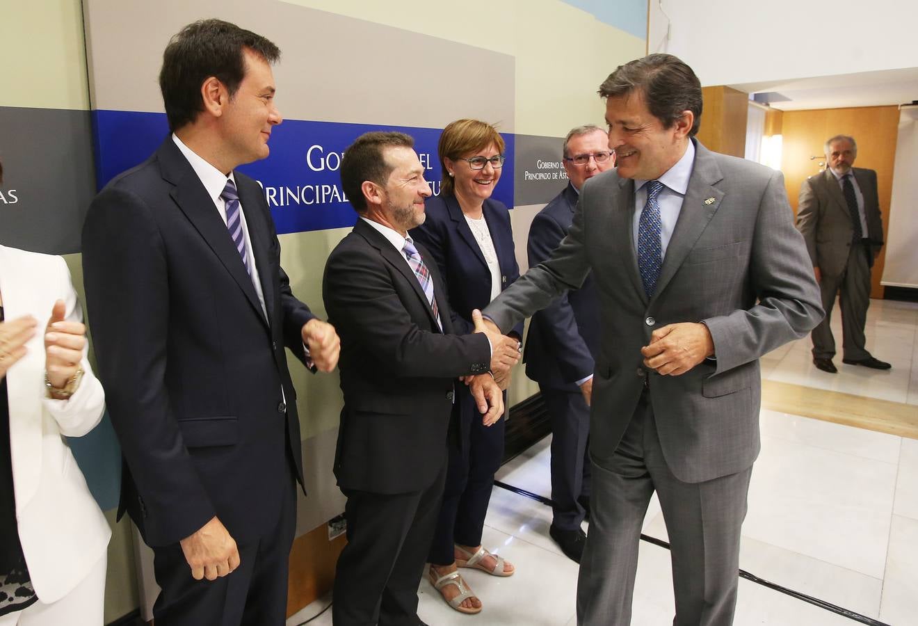 Javier Fernández saluda a los consejeros.