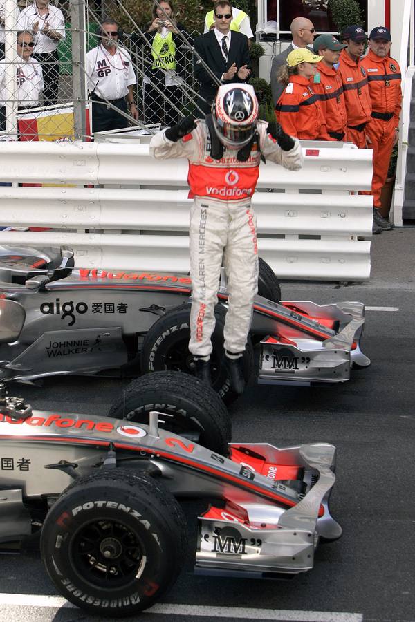 Alonso celebra una victoria en su primera etapa con McLaren, una temporada que acabó mal.