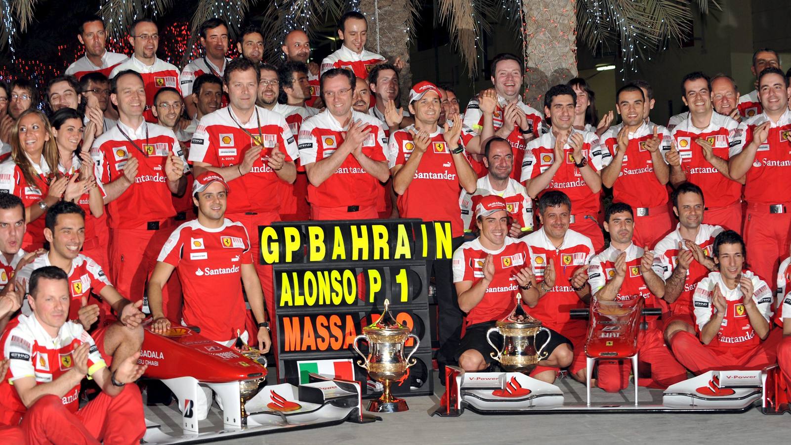 Alonso celebra una de sus victorias en Ferrari, un equipo con el que no logró su objetivo de ser campeón del mundo.