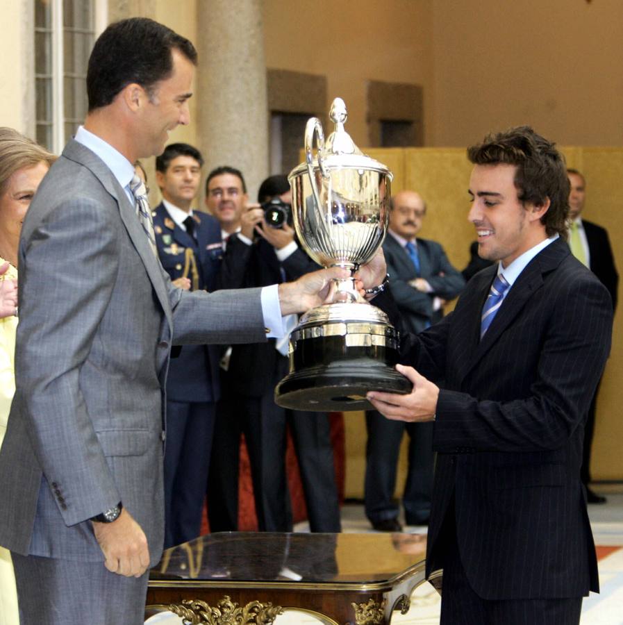 El entonces Príncipe Felipe y ahora Rey de España entrega un premio al piloto.