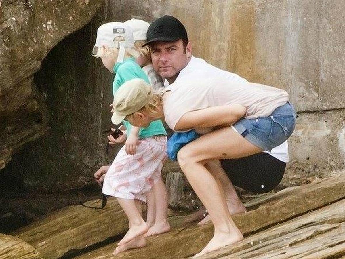 ¿Naomi Watts o Liev Schreiber?. En esta fotografía, Naomi Watts y su marido Liev Schreiber no comparten cuerpo, sino que el color de sus camisetas se une y la vista nos engaña.