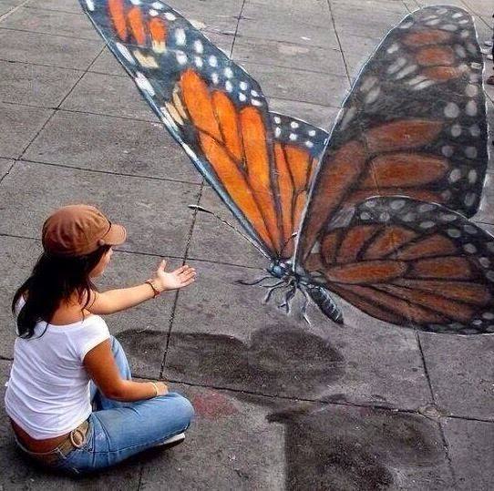 Una mariposa gigante. El arte en la calle se ha puesto de moda, esta mariposa dibujada en el suelo parece que cobra vida