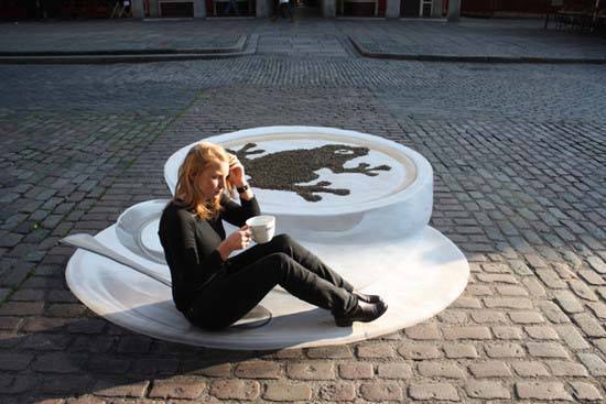 El gran café. Otro ejemplo más de arte en la calle. A pesar de que la vista nos engaña, esta señora está sentada encima de un dibujo.