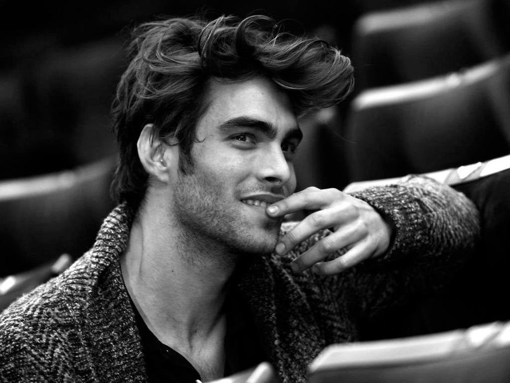 1. Jon Kortajarena. A sus 30 años ha realizado campañas de publicidad para Calvin Klein, Guess, Versace, Giorgio Armani, entre otras. Nacido en Bilbao, además de modelo y el hombre más guapo de la televisión española, es actor.