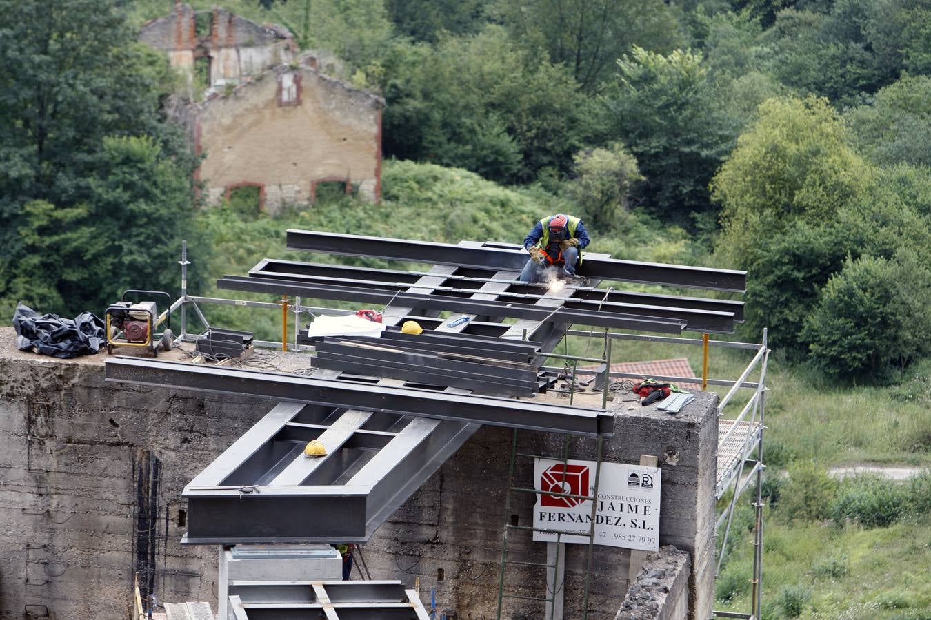 Riosa construye un mirador sobre las antiguas tolvas de las minas de Texeo