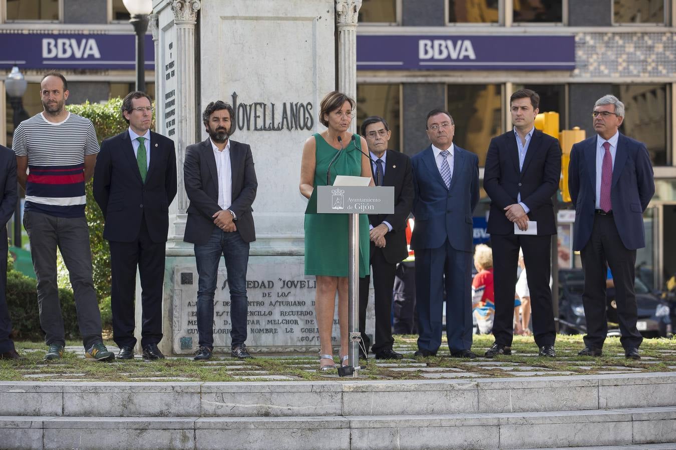 Ofrenda floral a Jovellanos en Gijón