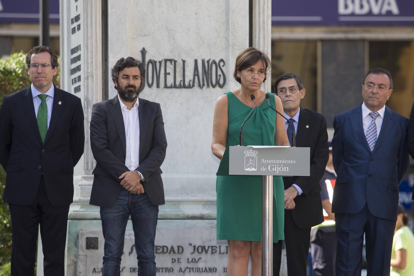 Ofrenda floral a Jovellanos en Gijón