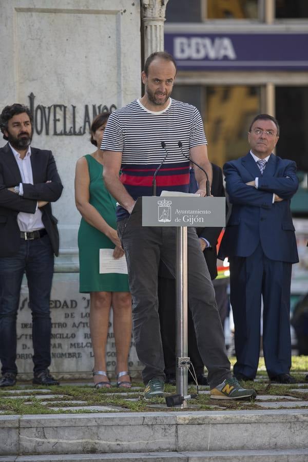 Ofrenda floral a Jovellanos en Gijón