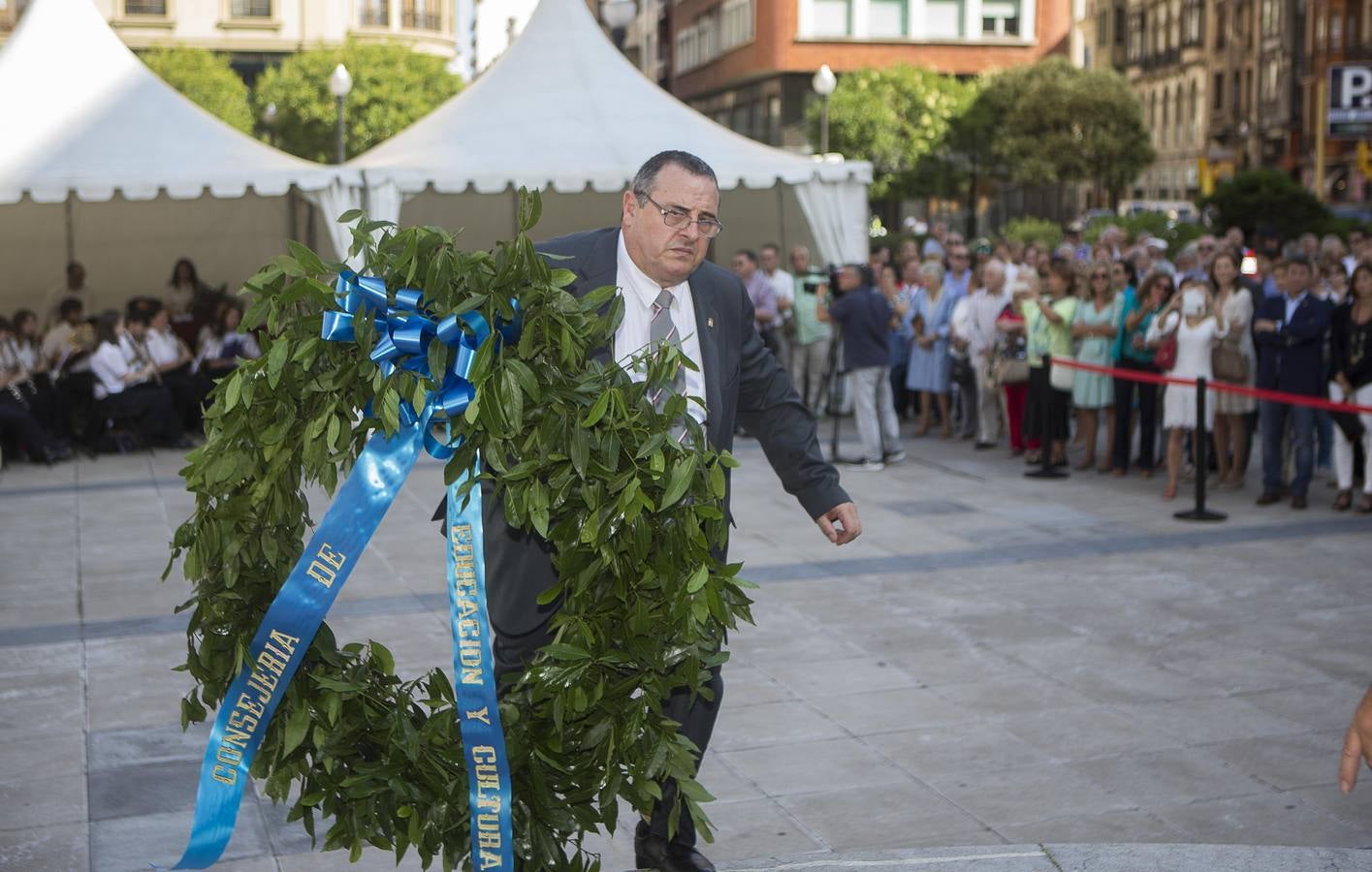 Ofrenda floral a Jovellanos en Gijón