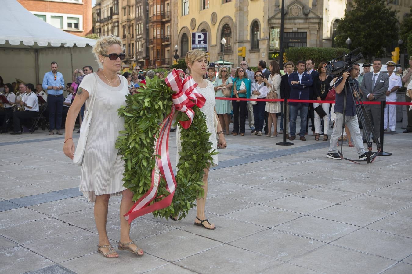 Ofrenda floral a Jovellanos en Gijón