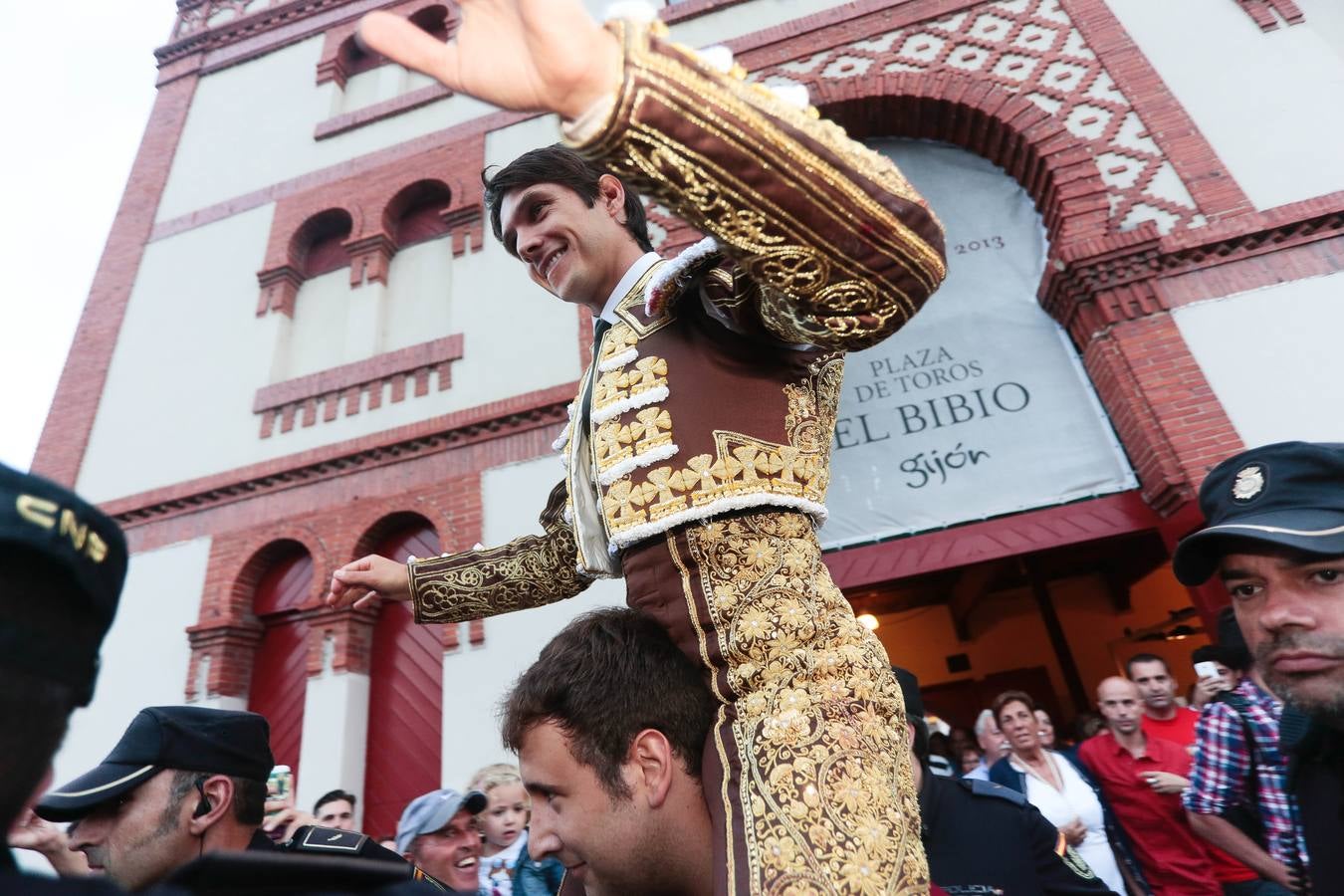 Triunfan Morante, Castella y Manzanares en la segunda corrida de feria