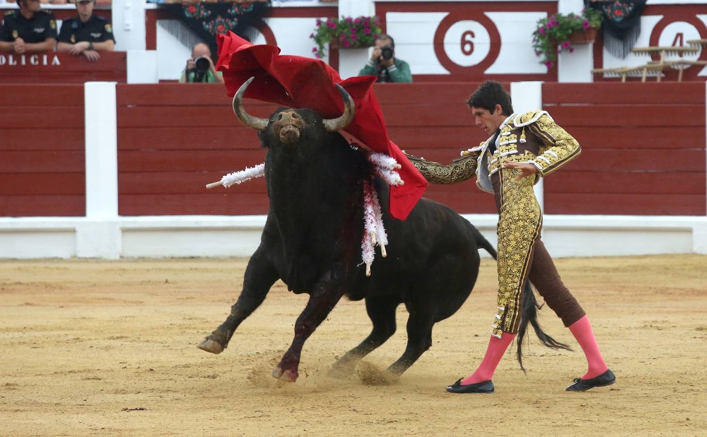 Triunfan Morante, Castella y Manzanares en la segunda corrida de feria