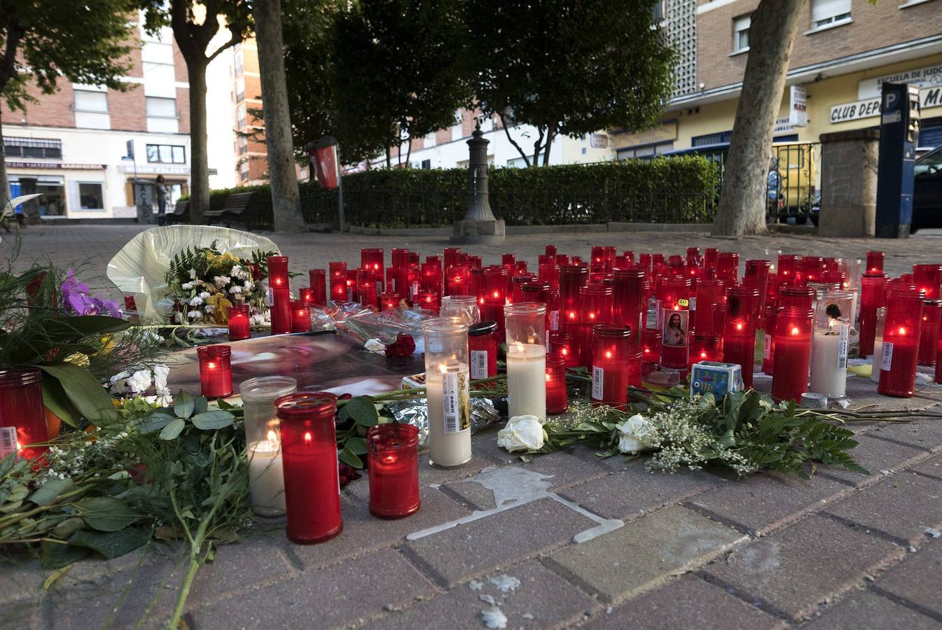 Muestras de condolencia en Cuenca por la muerte de las dos jóvenes.