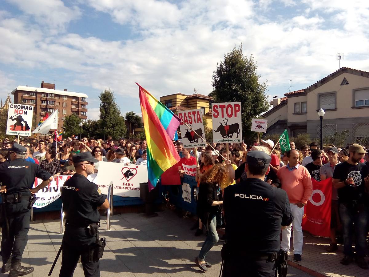 Manifestación antitaurina por las calles de Gijón