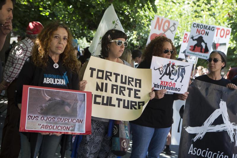Manifestación antitaurina por las calles de Gijón