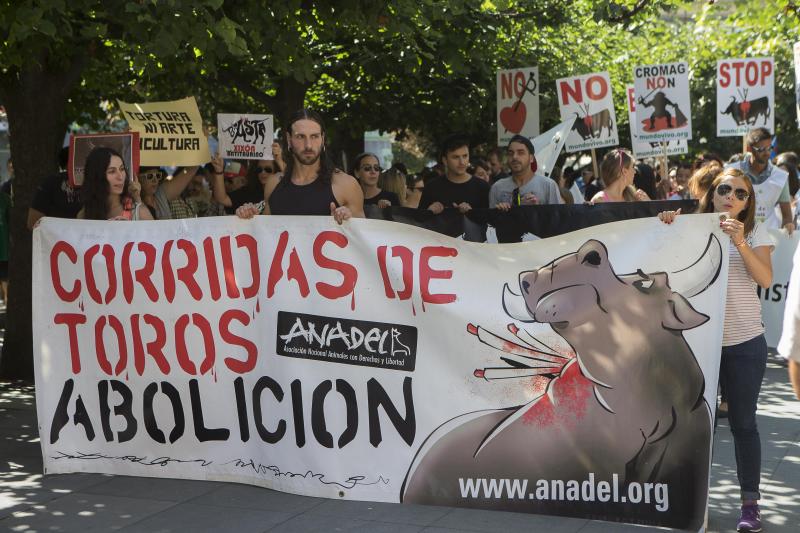 Manifestación antitaurina por las calles de Gijón