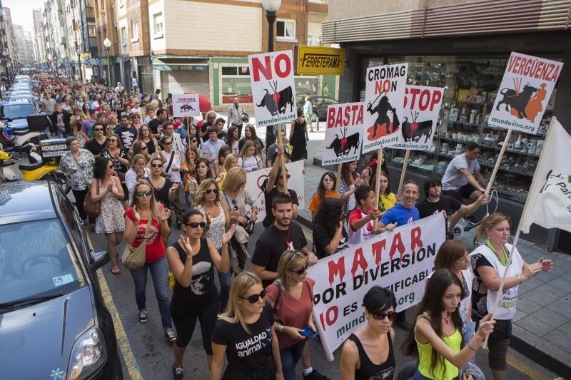 Manifestación antitaurina por las calles de Gijón