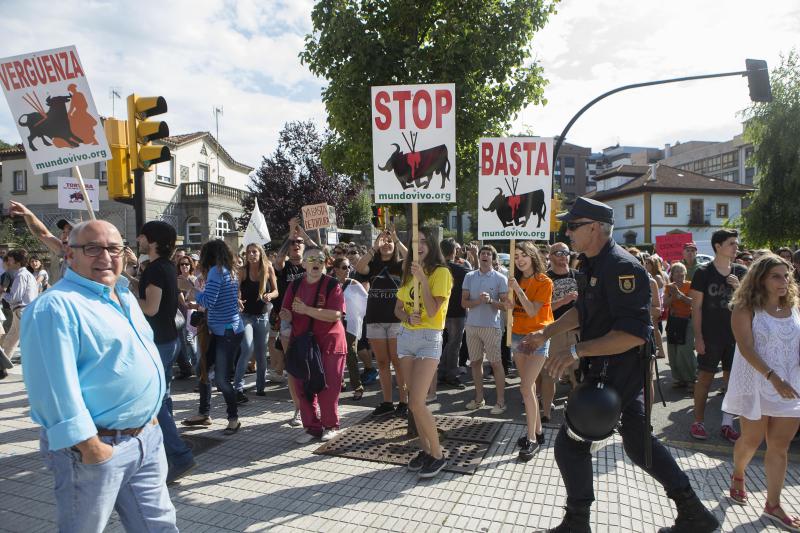 Manifestación antitaurina por las calles de Gijón