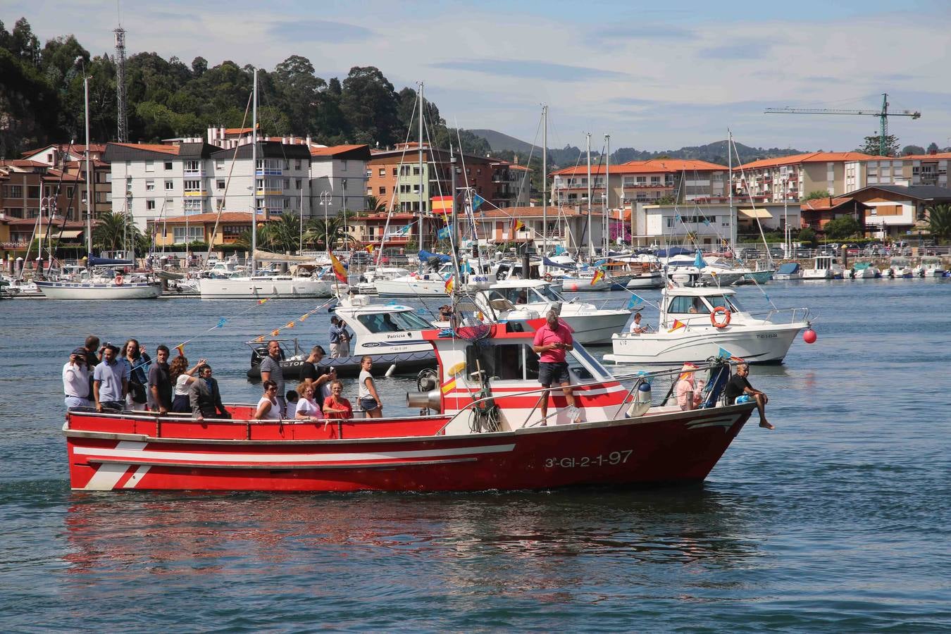 Multitudinaria procesión marinera en Ribadesella