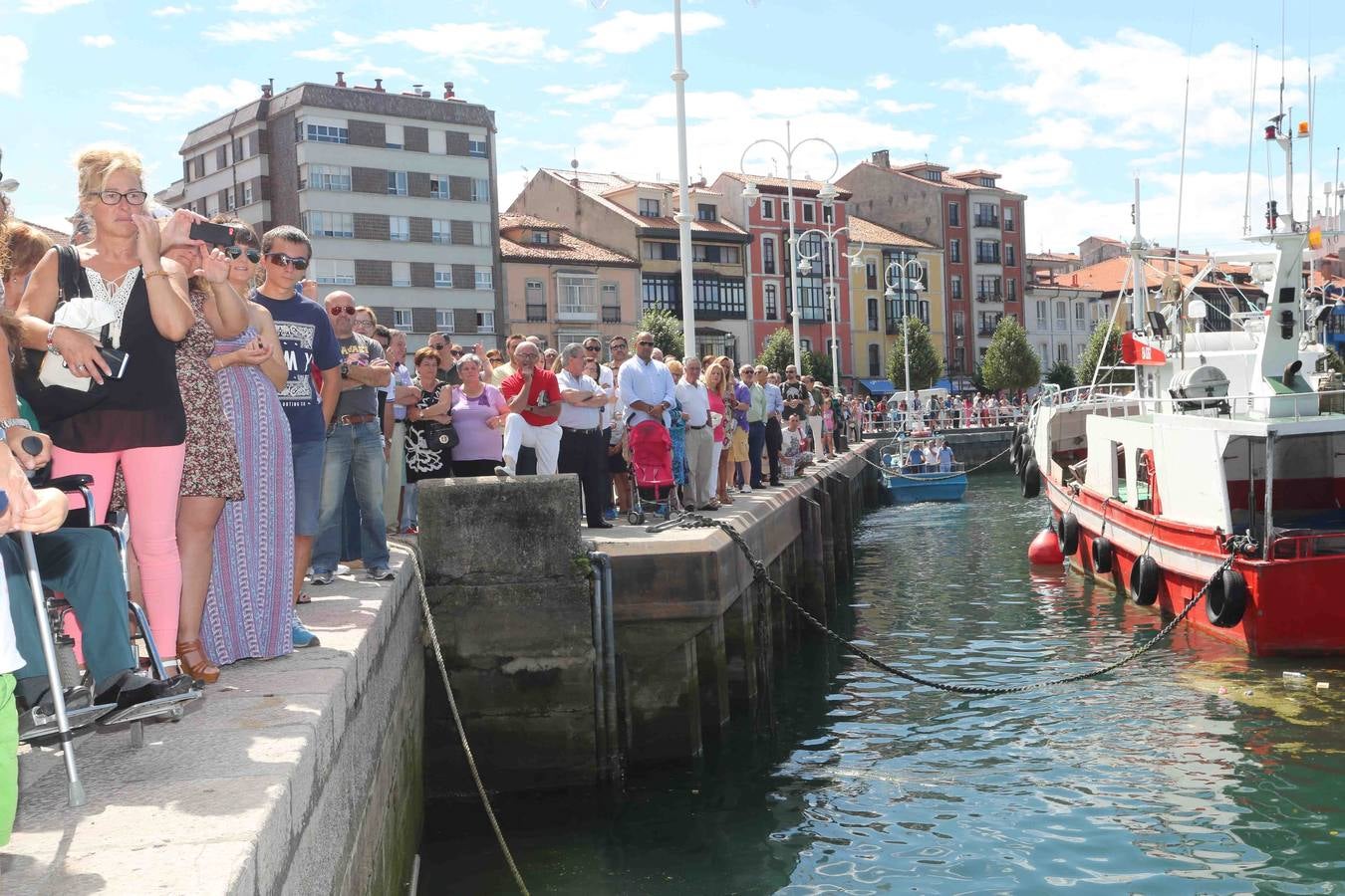 Multitudinaria procesión marinera en Ribadesella