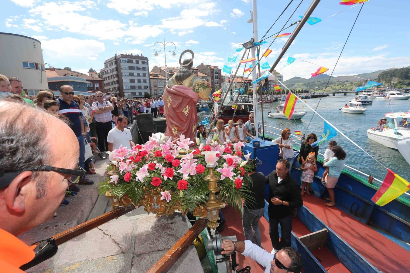 Multitudinaria procesión marinera en Ribadesella