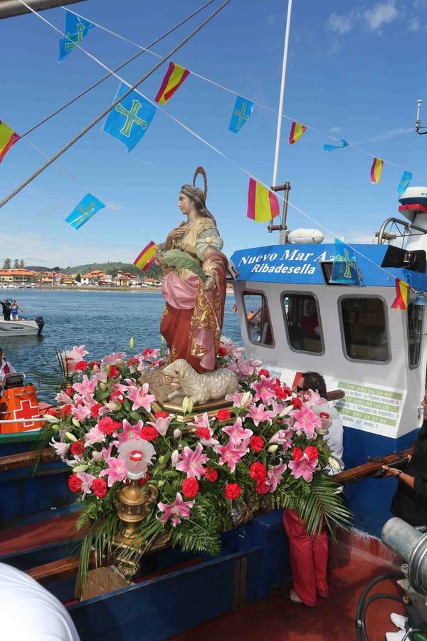 Multitudinaria procesión marinera en Ribadesella