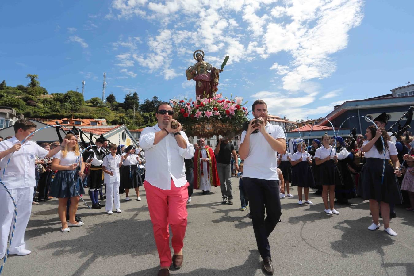 Multitudinaria procesión marinera en Ribadesella