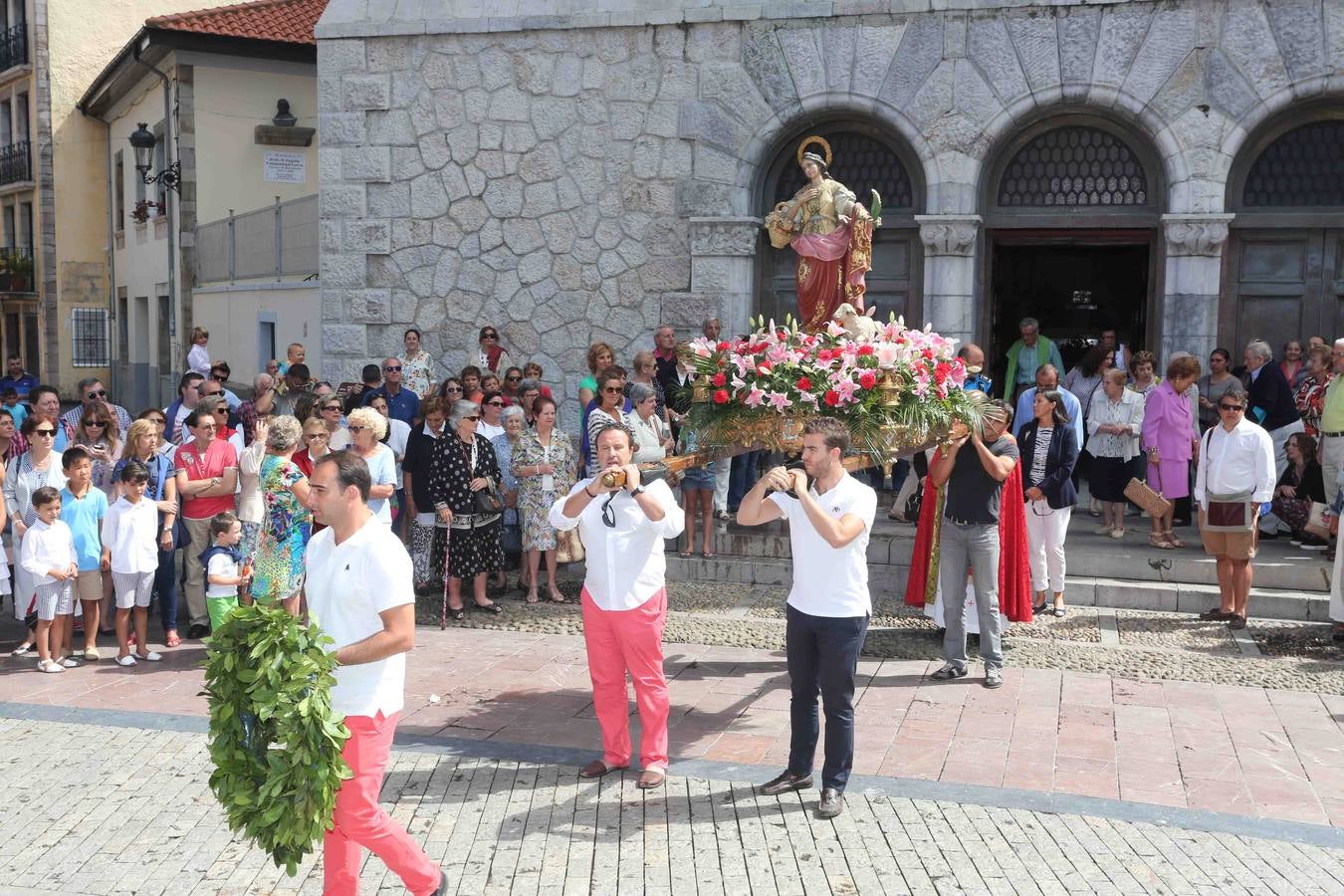 Multitudinaria procesión marinera en Ribadesella