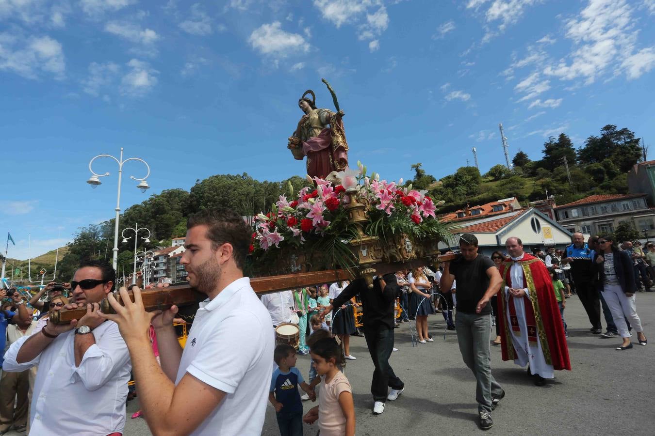 Multitudinaria procesión marinera en Ribadesella